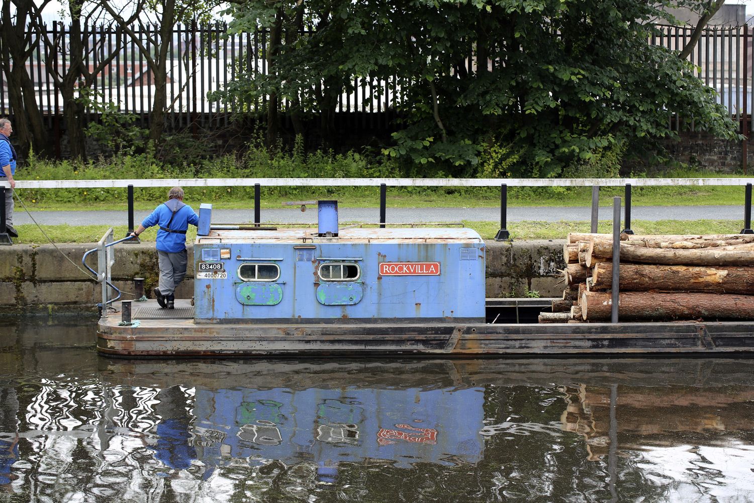 MDN_Barge-with-logs-and-bargees_1500x1000