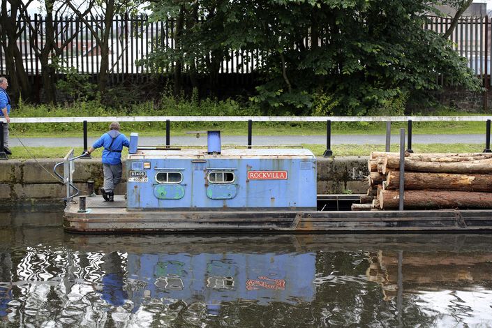 MDN_Barge-with-logs-and-bargees_1500x1000